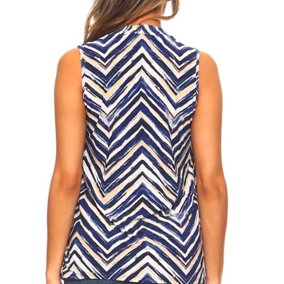 Zig Zag Sleeveless Top with Necklace - Picture 3 of 4
